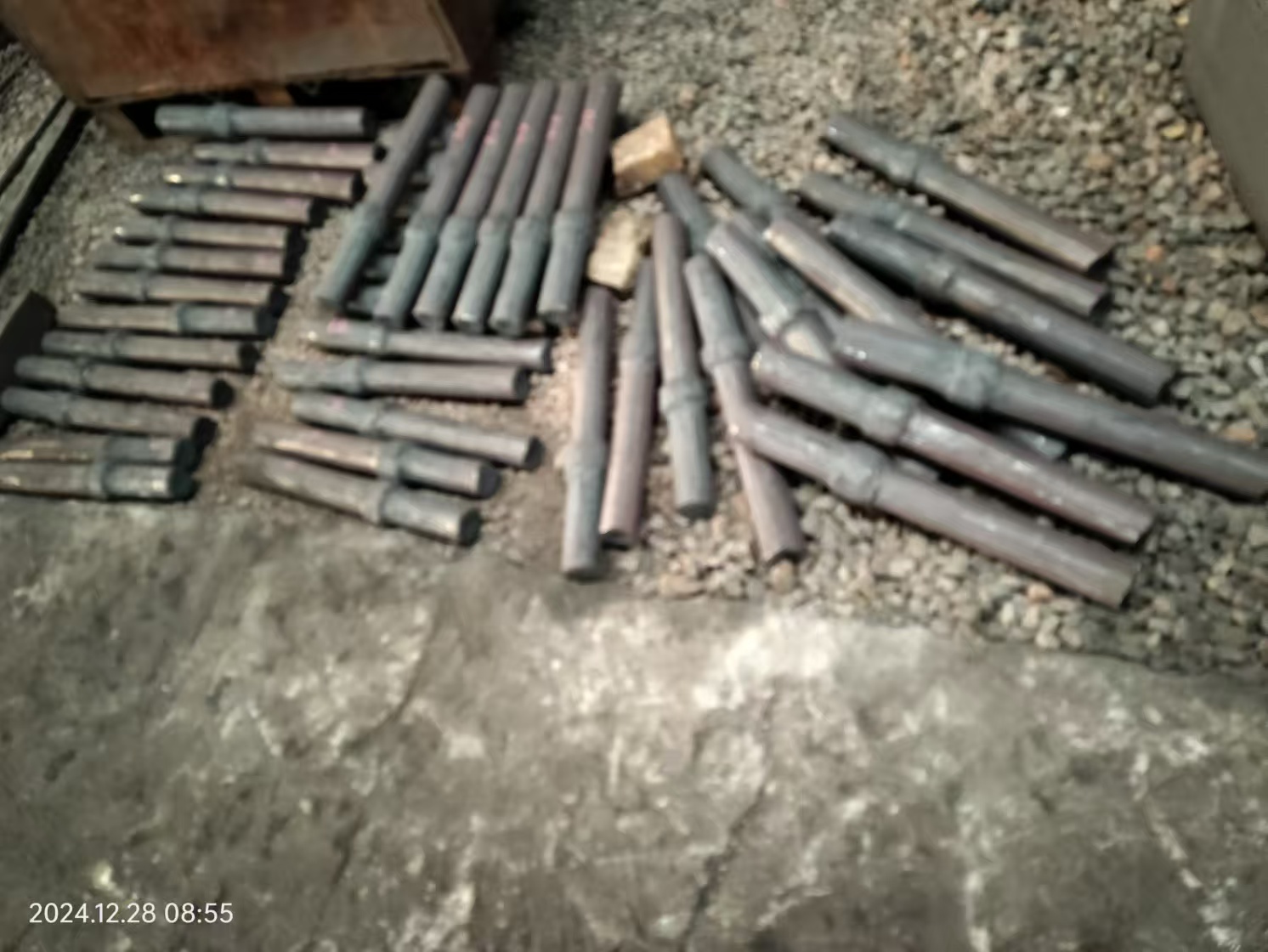 Која е разликата помеѓу процесите на леење и фалсификување на чекани за дробење?