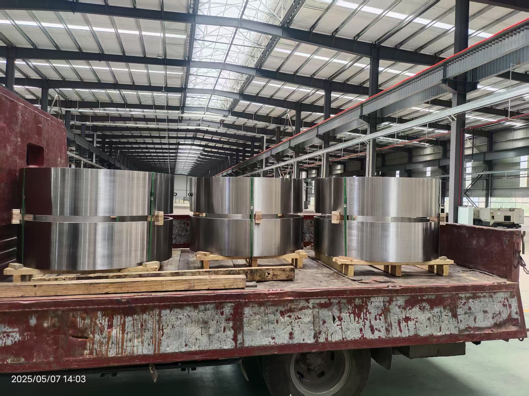 За каков вид кованици за механичка опрема се погодни кованиците со предна оска со шуплива оска?